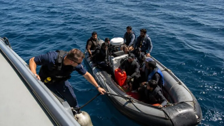 Embarcación con migrantes en la costa de San Diego durante un operativo de vigilancia por cruces marítimos