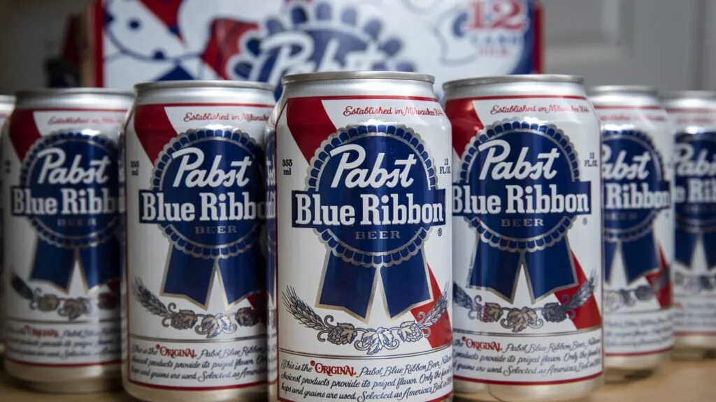 Robo de 34 mil latas de cerveza en un centro de distribución de California.