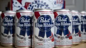 Robo de 34 mil latas de cerveza en un centro de distribución de California.