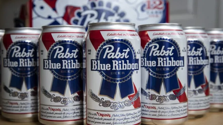 Robo de 34 mil latas de cerveza en un centro de distribución de California.