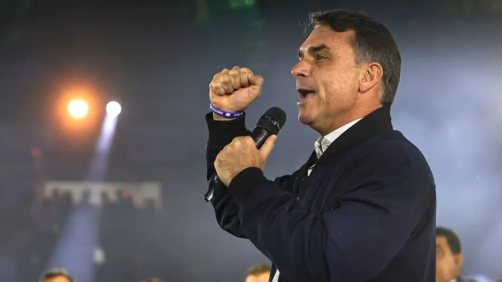 Flávio Bolsonaro enfrenta problemas para registrar su candidatura presidencial tras una anomalía sobre su afiliación política.