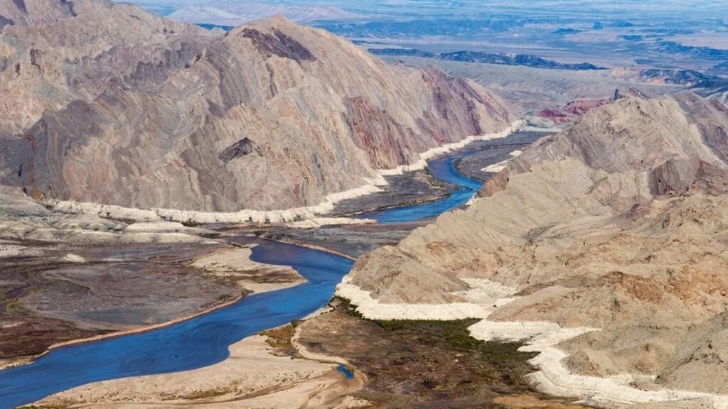 Recortes de agua del río Colorado para California, Arizona y Nevada.