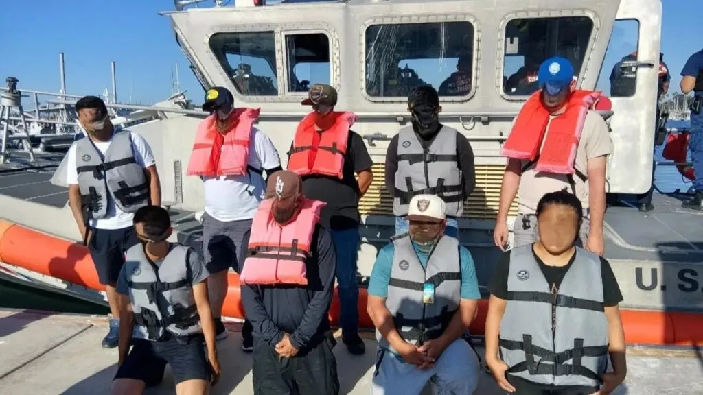 Operativos de la Guardia Costera contra migrantes frente a California con embarcaciones de vigilancia marítima