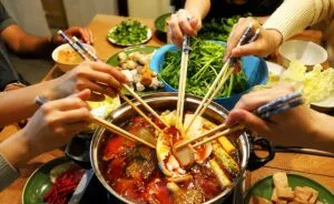 Happy Lamb Hot Pot en Polanco con cocina china, caldos e ingredientes para compartir en CDMX
