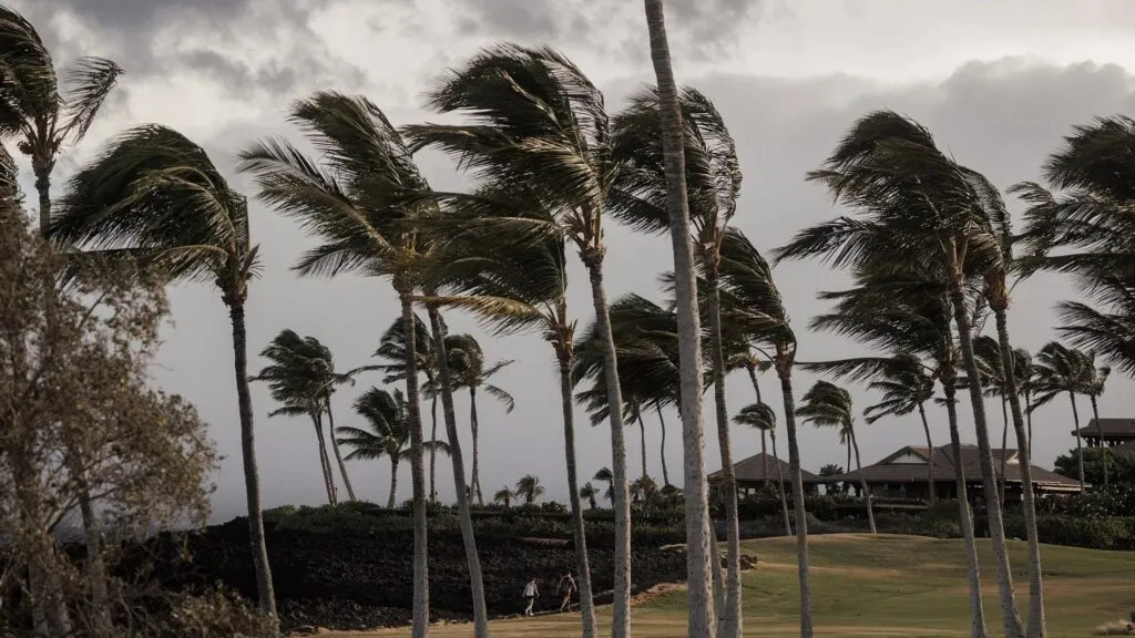 Huracán Lala amenaza Hawái con fuertes vientos, lluvias torrenciales, inundaciones y un posible impacto histórico en la Isla Grande.