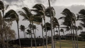 Huracán Lala amenaza Hawái con fuertes vientos, lluvias torrenciales, inundaciones y un posible impacto histórico en la Isla Grande.