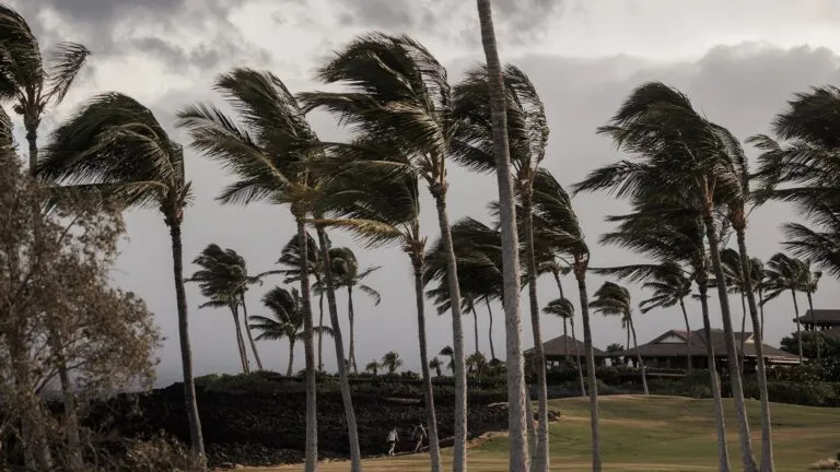 Huracán Lala amenaza Hawái con fuertes vientos, lluvias torrenciales, inundaciones y un posible impacto histórico en la Isla Grande.