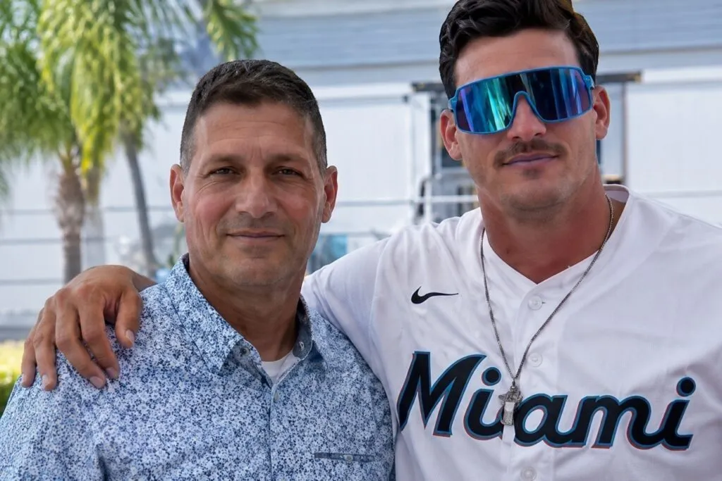 Entrenador de los Padres de San Diego permanece bajo custodia de ICE en Texas.