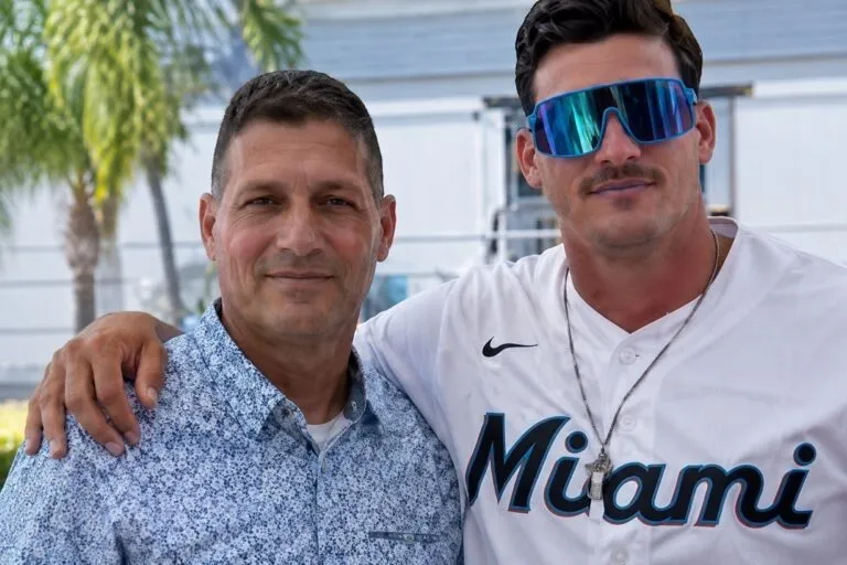 Entrenador de los Padres de San Diego permanece bajo custodia de ICE en Texas.