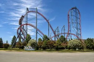 X2 de Six Flags permanece cerrada en California tras dos casos de hemorragia cerebral que requirieron cirugía de emergencia.