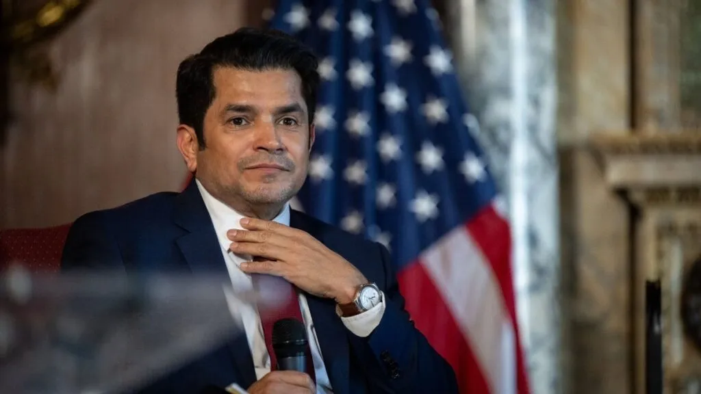 Jimmy Gomez enfrenta una investigación del Comité de Ética de la Cámara por acusaciones de posible conducta sexual inapropiada.