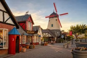 Tren a Solvang desde San Diego con recorrido por la costa de California hacia el pueblo danésTren a Solvang desde San Diego con recorrido por la costa de California hacia el pueblo danés