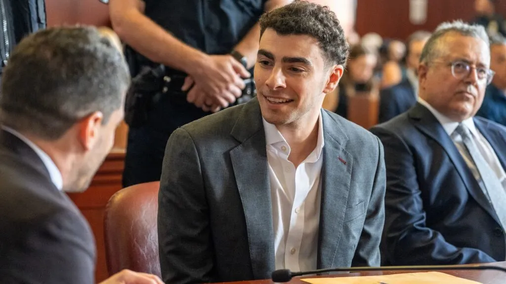 Luigi Mangione admite el asesinato de Brian Thompson mientras su defensa intenta evitar un segundo proceso penal en Nueva York.