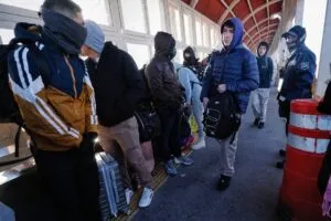 Mexicanos repatriados desde Estados Unidos reciben atención durante su regreso a México mediante programas de apoyo y reintegración.