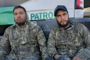 Migrantes con camuflaje fueron detenidos en Otay Mountain durante un operativo de la Patrulla Fronteriza cerca de San Diego.