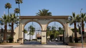 Paramount evalúa dejar California mientras enfrenta una demanda que busca bloquear su adquisición de Warner Bros. Discovery.