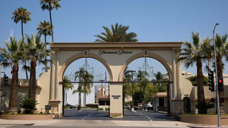 Paramount evalúa dejar California mientras enfrenta una demanda que busca bloquear su adquisición de Warner Bros. Discovery.