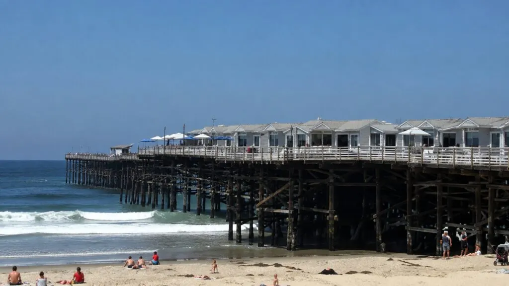 Persecución policial en Pacific Beach termina sobre la arena cerca de Crystal Pier en San Diego.