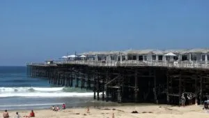 Persecución policial en Pacific Beach termina sobre la arena cerca de Crystal Pier en San Diego.