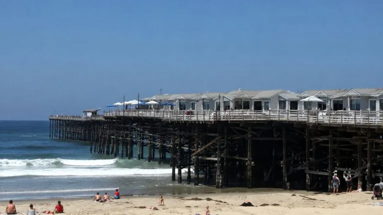 Persecución policial en Pacific Beach termina sobre la arena cerca de Crystal Pier en San Diego.