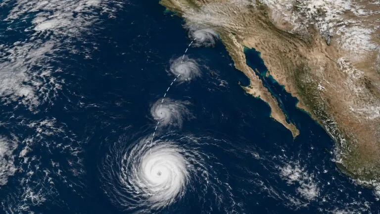 Posible huracán amenaza al sur de California con fuertes lluvias e inundaciones.