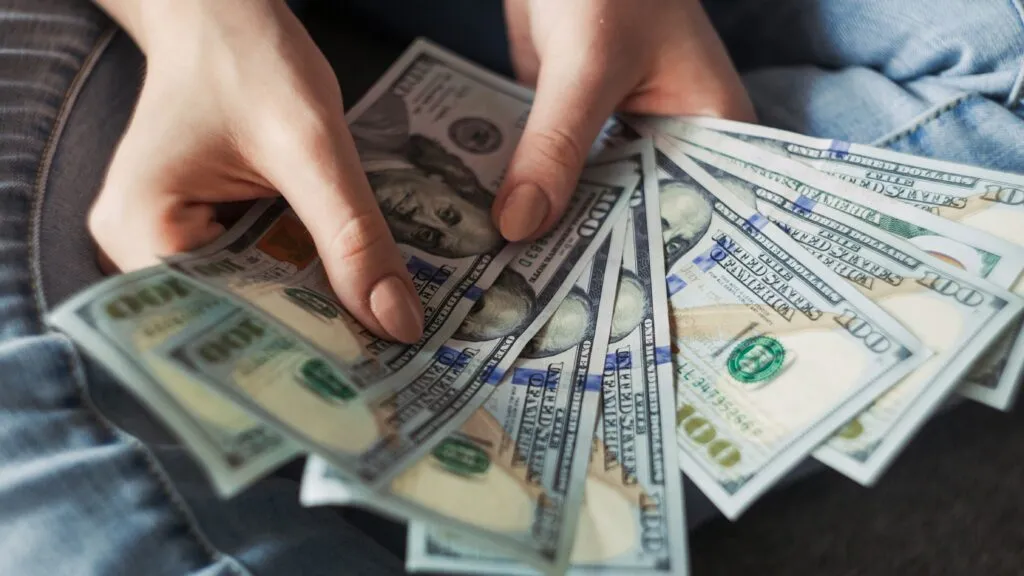 El salario mínimo de California subirá a $17.40 en 2027 mientras San Diego mantiene tarifas superiores para trabajadores de hospitalidad.