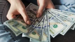 El salario mínimo de California subirá a $17.40 en 2027 mientras San Diego mantiene tarifas superiores para trabajadores de hospitalidad.