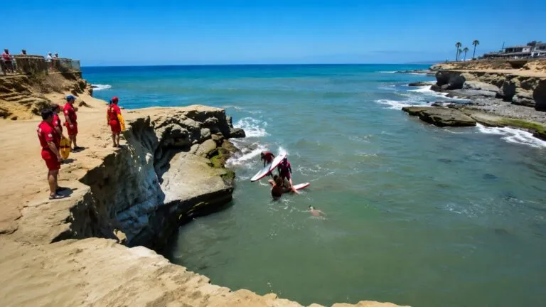 Rescate en Sunset Cliffs donde autoridades y salvavidas de San Diego refuerzan alertas contra saltos desde acantilados.