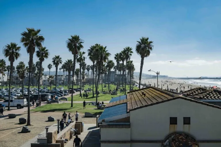 Clima en San Diego con altas temperaturas y condiciones mayormente soleadas durante el sábado.