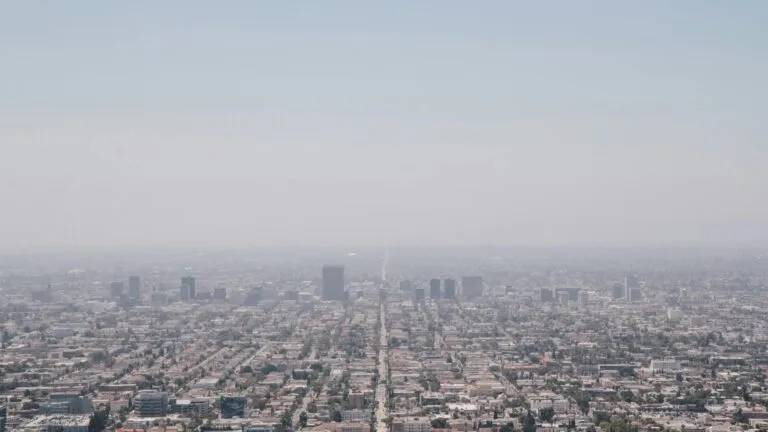 Senadores impulsan revocar las normas de emisiones vehiculares de California aprobadas bajo la Ley de Aire Limpio
