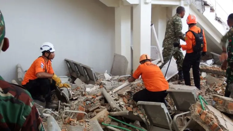 Indonesia registra un terremoto de magnitud 7,7 cerca de Flores con víctimas, edificios dañados y evacuaciones preventivas.
