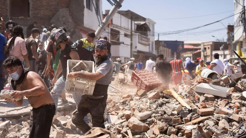Terremoto de magnitud 7.4 deja 181 muertos, miles de heridos y graves daños en Pereira, Cali y otras ciudades de Colombia.