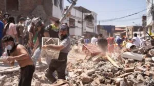 Terremoto de magnitud 7.4 deja 181 muertos, miles de heridos y graves daños en Pereira, Cali y otras ciudades de Colombia.