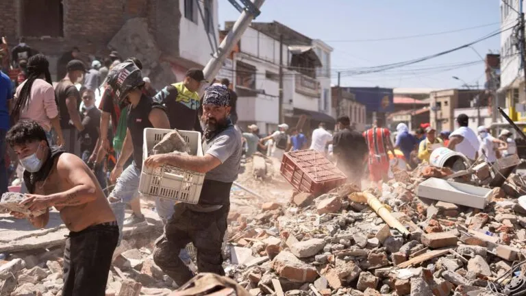 Terremoto de magnitud 7.4 deja 181 muertos, miles de heridos y graves daños en Pereira, Cali y otras ciudades de Colombia.