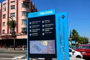 Señalética turística Tijuana instalada en la Avenida Revolución para orientar a visitantes y mejorar la movilidad urbana.