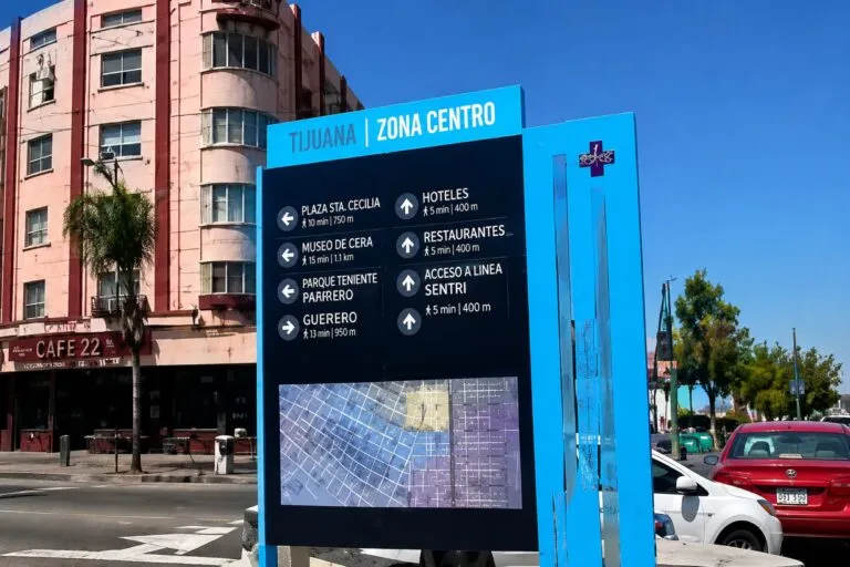 Señalética turística Tijuana instalada en la Avenida Revolución para orientar a visitantes y mejorar la movilidad urbana.