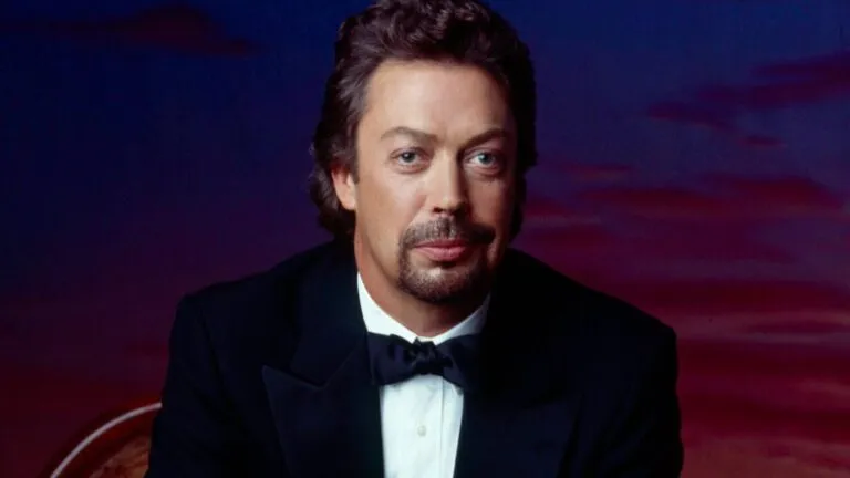 Tim Curry muere a los 80 años tras una extensa carrera en cine y teatro.