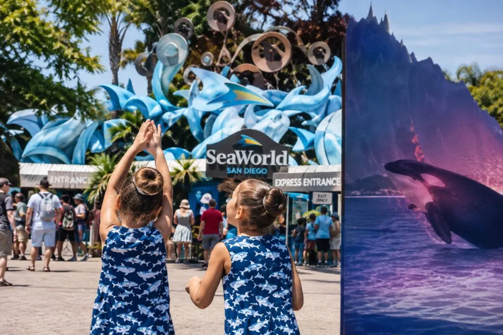 SeaWorld San Diego ofrece entrada gratis a niños de 3 a 9 años con la compra de un boleto adulto.