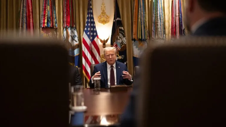 California encabeza la demanda de 25 estados contra los nuevos aranceles de Trump y cuestiona su legalidad federal.