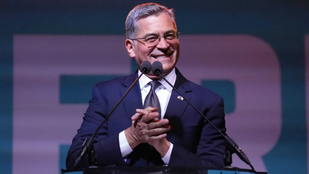 Xavier Becerra mantiene una amplia ventaja sobre Steve Hilton rumbo a las elecciones para gobernador de California.