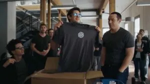 Andrew Garfield interpreta a Sam Altman en la película Artificial sobre la crisis de OpenAI.