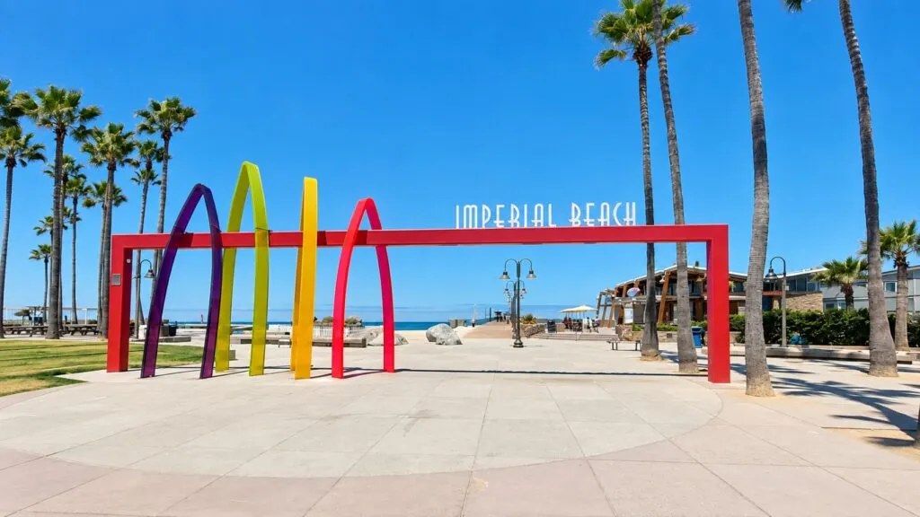 Joven de San Diego fue arrestado en Imperial Beach por presunto vandalismo relacionado con grafitis antisemitas.