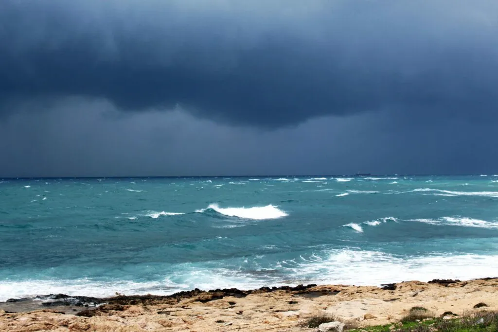 Huracán Polo provoca lluvias, oleaje elevado y fuertes vientos en las costas de Guerrero, Michoacán y Oaxaca.