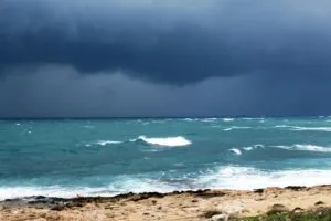Huracán Polo provoca lluvias, oleaje elevado y fuertes vientos en las costas de Guerrero, Michoacán y Oaxaca.