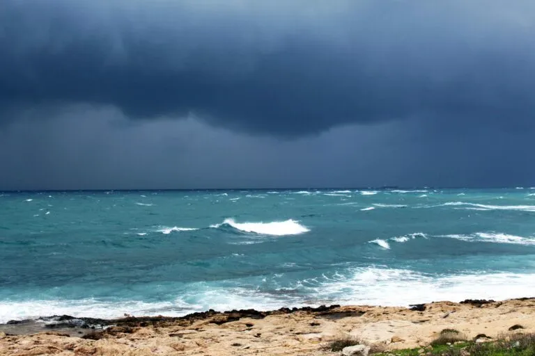 Huracán Polo provoca lluvias, oleaje elevado y fuertes vientos en las costas de Guerrero, Michoacán y Oaxaca.