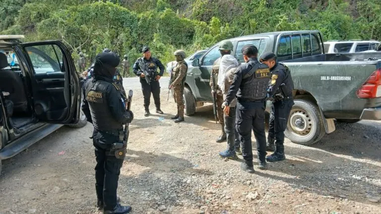 Líder de una presunta red de tráfico de armas entre Estados Unidos, México y Guatemala es capturado tras una persecución.