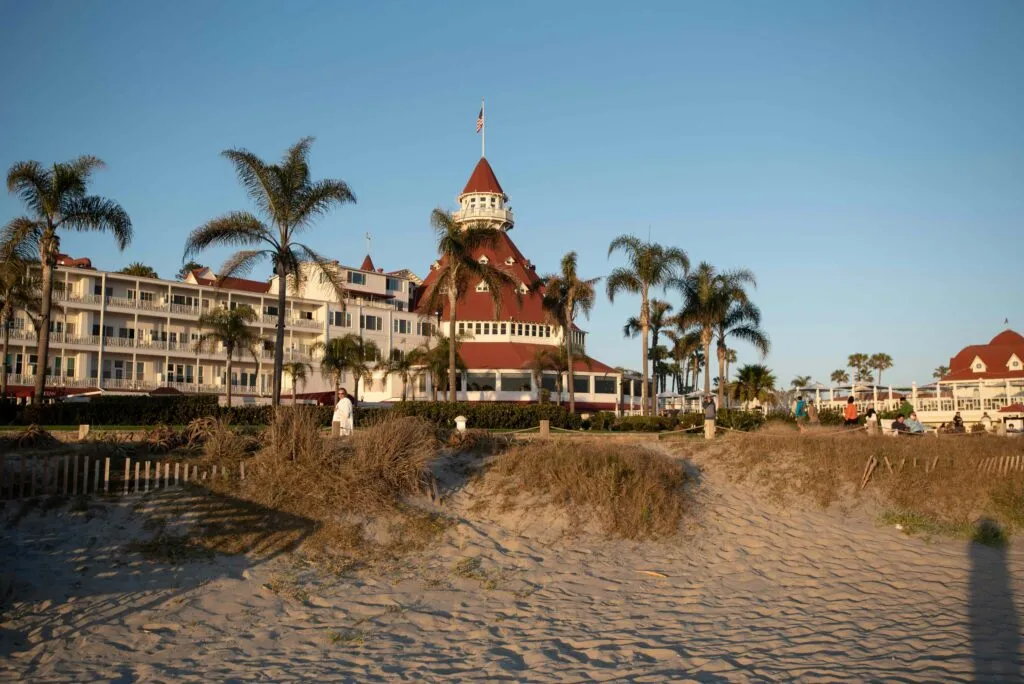Coronado Beach en San Diego destaca por su extensa arena y sus paisajes frente al océano Pacífico.