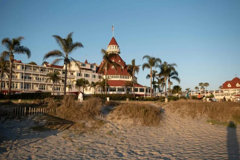 Coronado Beach en San Diego destaca por su extensa arena y sus paisajes frente al océano Pacífico.