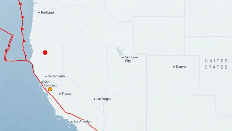 Mapa de los sismos en California de magnitud 2.6 y 3.4 registrados antes de un movimiento de 6.5 frente a Alaska