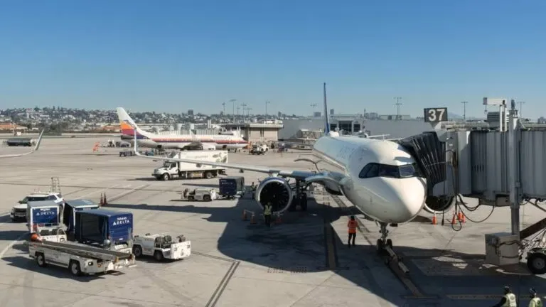 Retrasos de vuelos en el aeropuerto de San Diego por la presencia de un dron y un globo meteorológico.